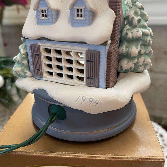 🎄HALLMARK “WHITE CHRISTMAS” KEEPSAKE ORNAMENT. RARE & RETIRED! DATED 1994! - Picture 5 of 8